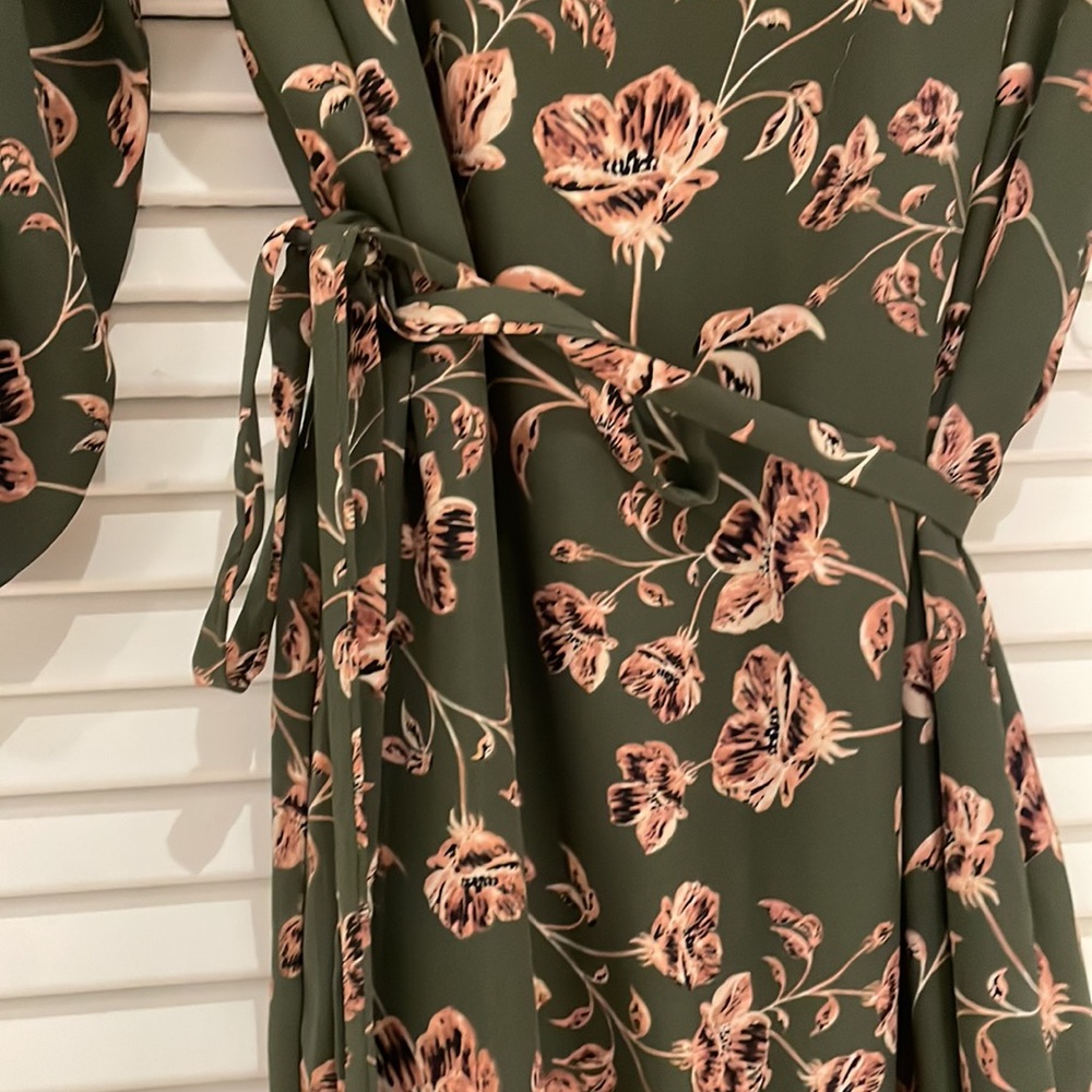 Small green dress with pink flowers - flattering fit! - Picture 2 of 5